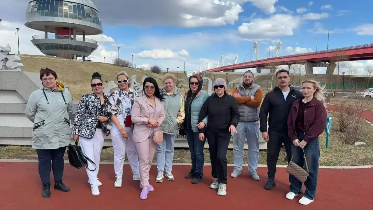 Пациенты клиники на экскурсии у международного моста в Хэйхэ